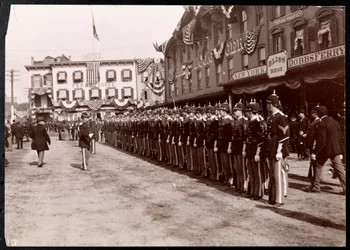 Militaire opstelling op straat in Dobbs Ferry, New York, 1898